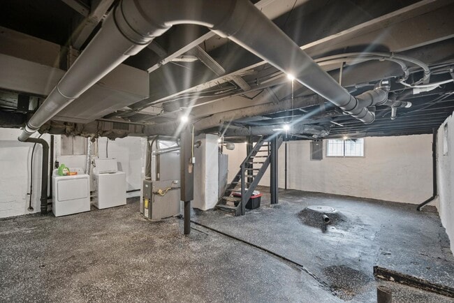 Building Photo - 631 SW Lindenwood Ave