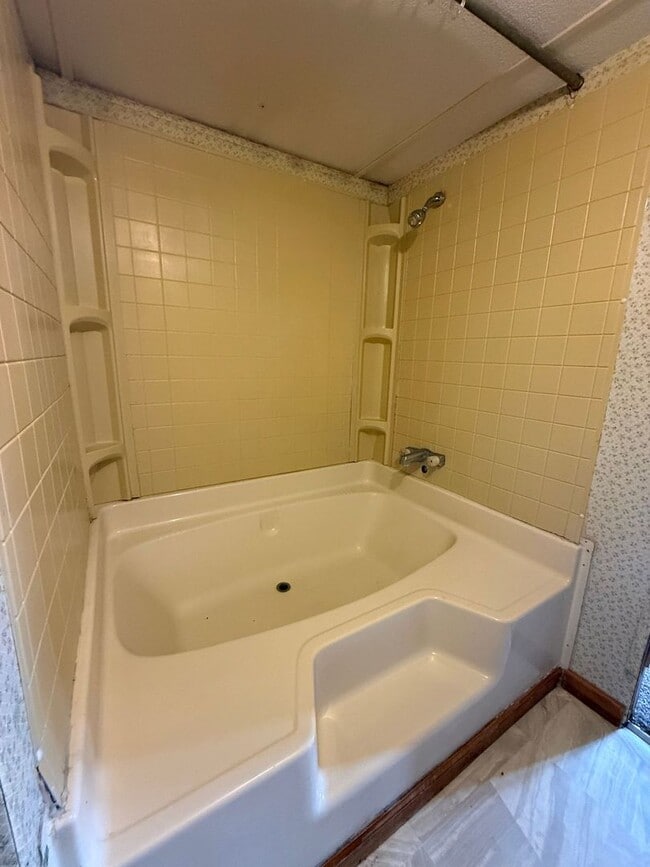 Building Photo - 2 bedroom, 1 bath Mobile Home