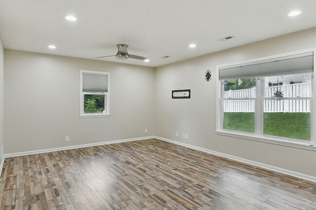 Building Photo - Spacious 4-Bedroom Home for Rent in Desira...