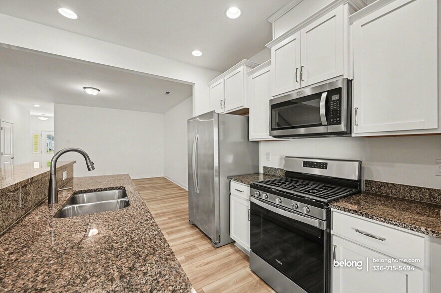 Building Photo - 2100 Solana Wds Dr