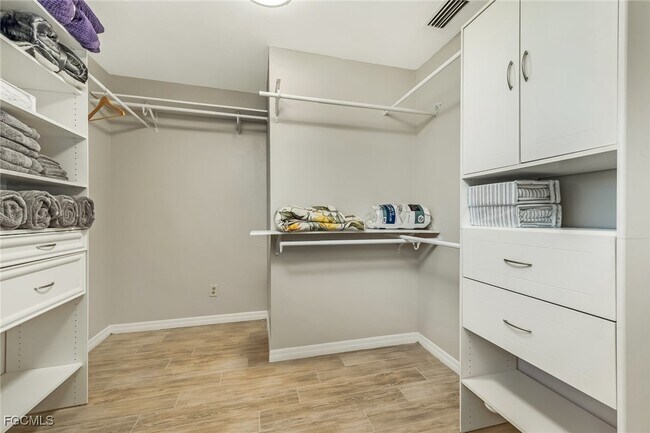 Building Photo - 13810 McGregor Blvd