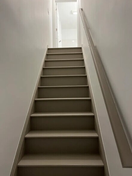 Building Photo - 156 Grove Ave