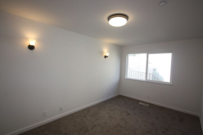 Building Photo - Outside Leasing - 10 Andorra Ct