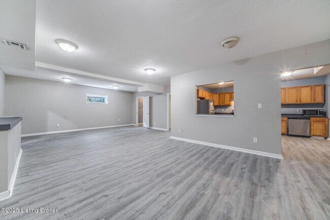 Building Photo - 1112 E Oak St