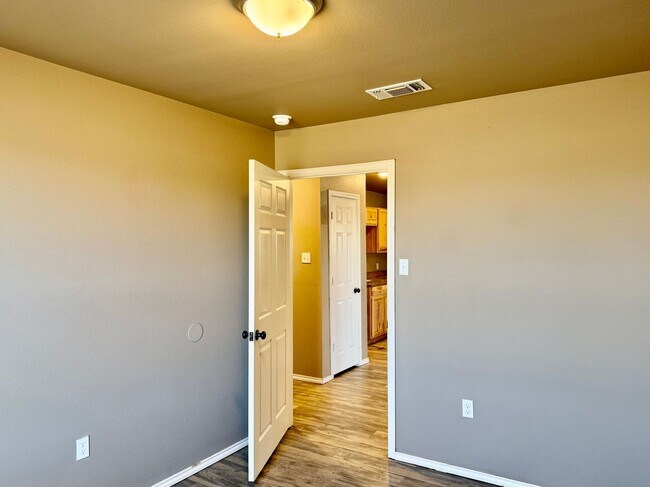 Building Photo - Newer Build 3/2/1 on Quiet Street!