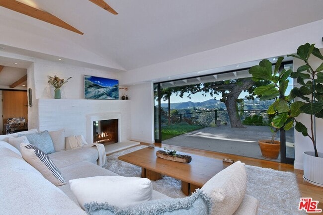 Building Photo - 2145 Linda Flora Dr