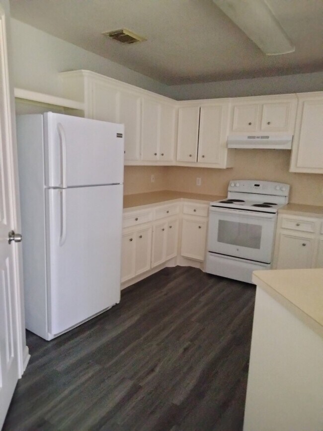 Building Photo - 208 Canterbury Dr