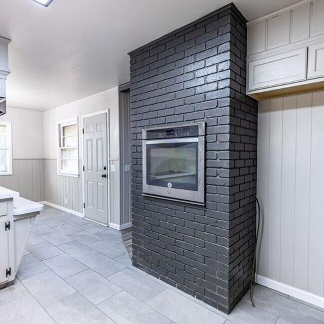 Building Photo - Room to Grow! Spacious, Remodeled 3/2/2 in Great Location!