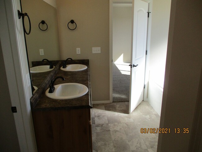 Building Photo - 4 Bed, 2.5 Bath - 2 Story Home in Windsor'...