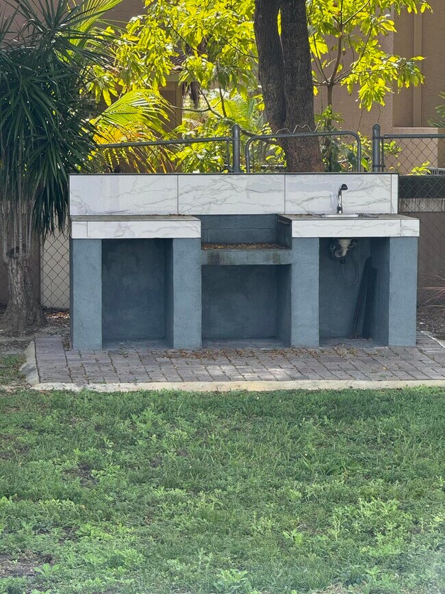 Building Photo - 1156 Grandview Cir