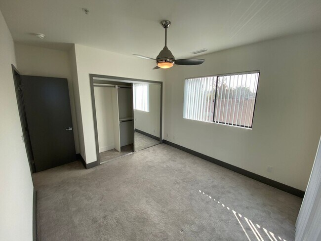 Building Photo - NEWER  SMART HOUSE 4BD*4BA*TOWNHOME*HWFLS*WASHER/DRYER IN UNIT* YARD*BALCONY*STAINLESS APPLIANCES...