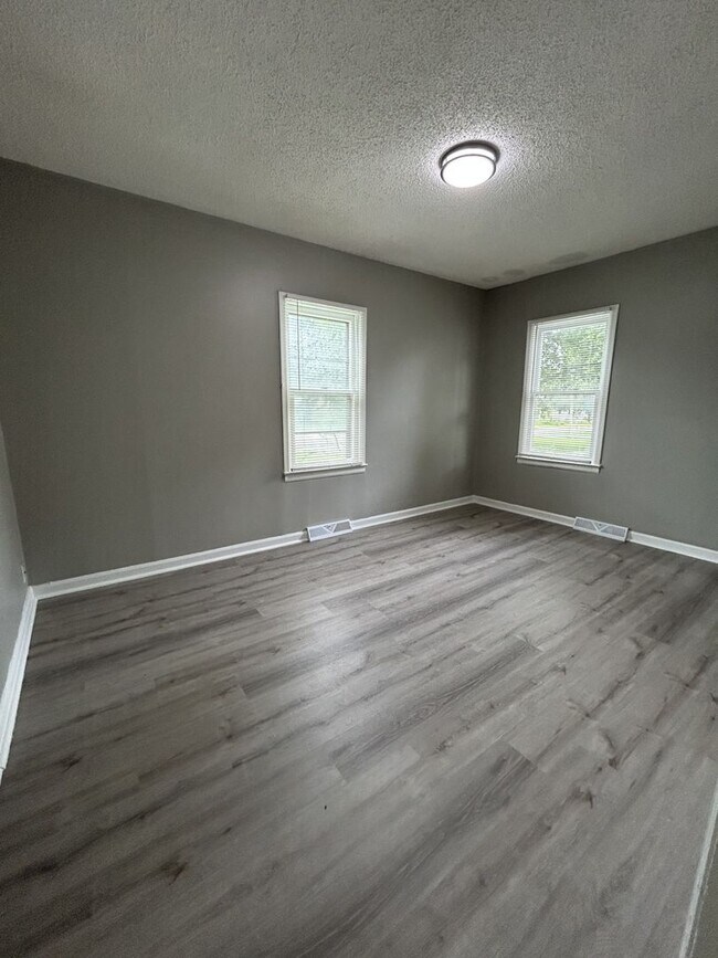 Building Photo - 806 W Kansas St