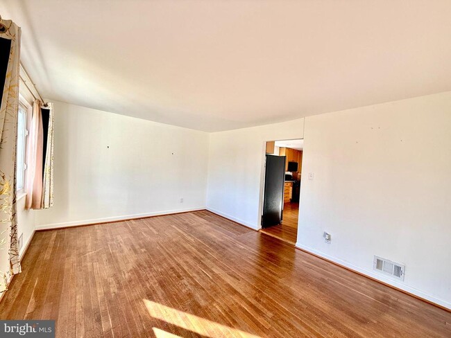 Building Photo - 4416 Hallet St