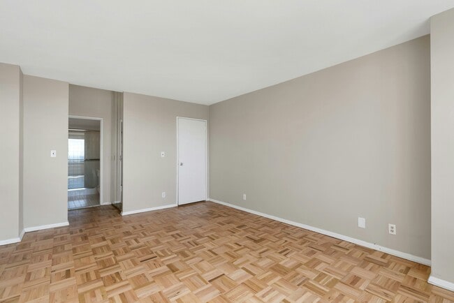 Building Photo - 2000 Linwood Ave