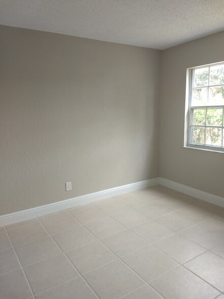 Building Photo - 1503 SE Royal Green Cir
