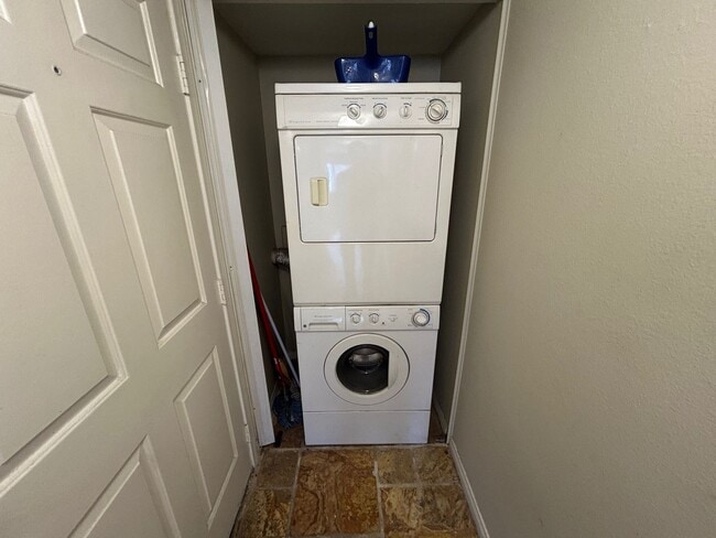 Building Photo - INTRODUCING A COZY AND CONVENIENT 1 BEDROO...