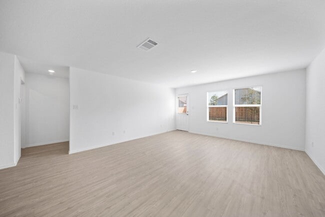 Building Photo - 3 Bedroom/2 Bath Crescent Hills Subdivision