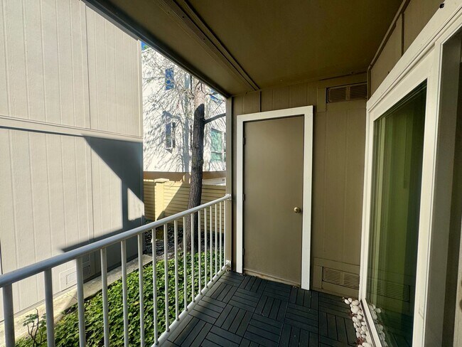 Building Photo - Gorgeous Lower End Unit with Inside Laundry Available Now!