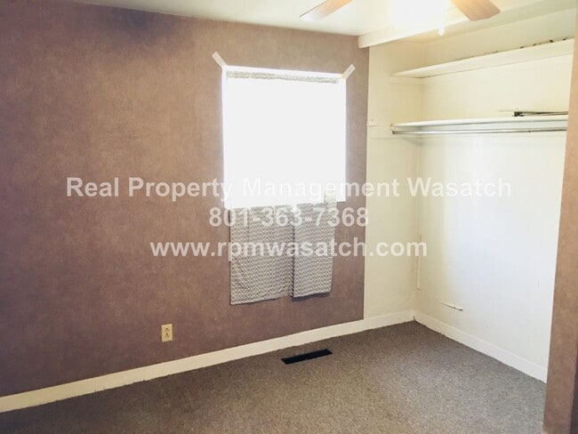 Building Photo - Check out This 2 Bedroom 1 Bathroom Salt L...