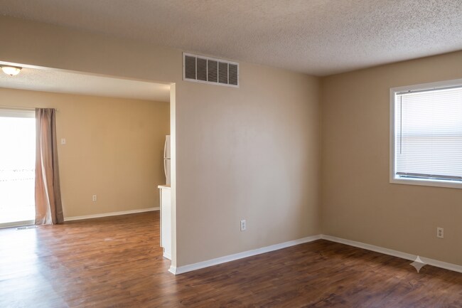 Building Photo - Spacious 3 Bedroom