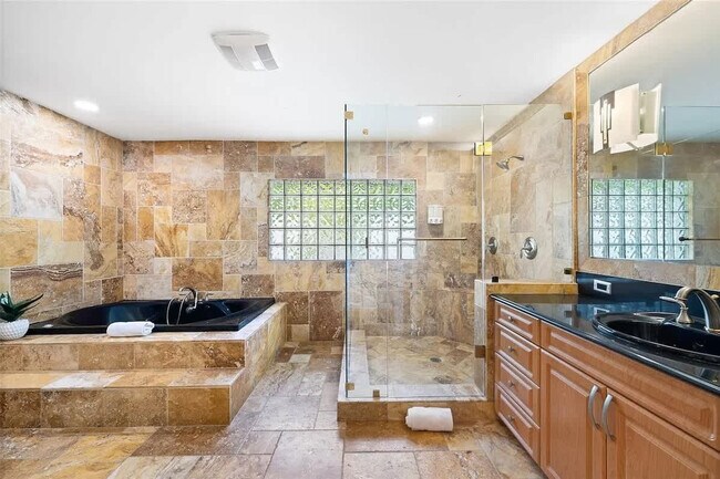 Building Photo - 413 Holiday Dr