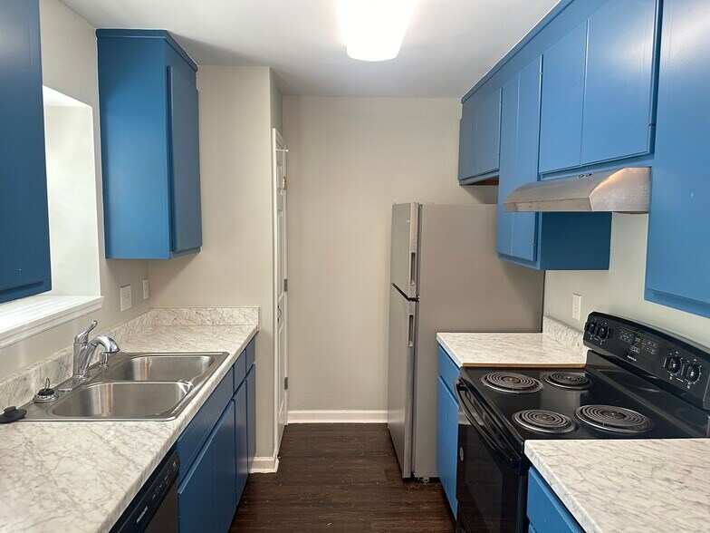 Building Photo - 122 River Oaks