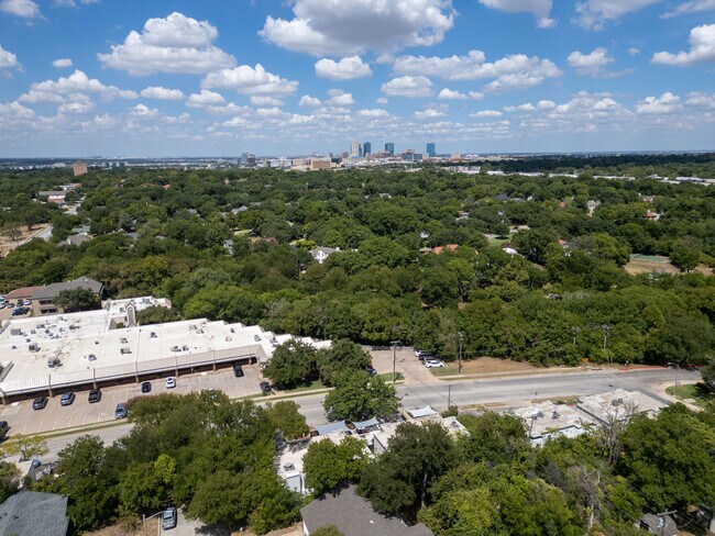 Building Photo - 2213 Park Hill Dr