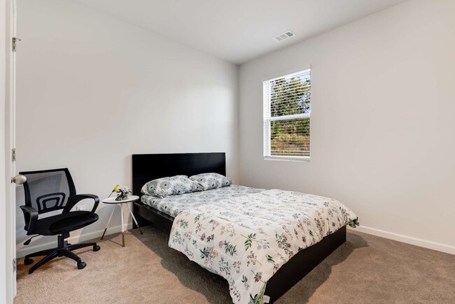 Building Photo - Like New - First Class Amenities