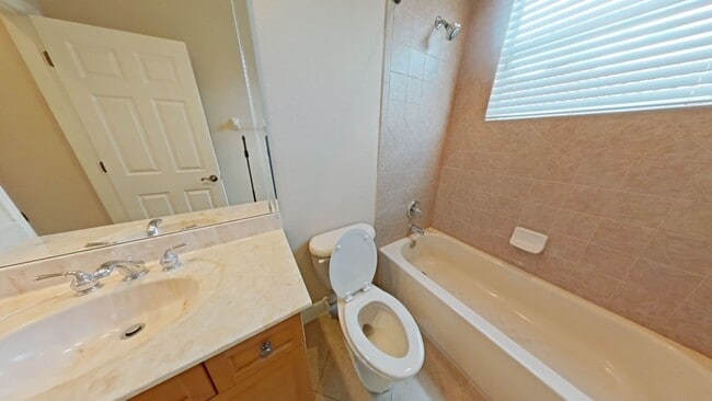 Building Photo - Beautiful 4-bedroom , 4 bathroom House wit...