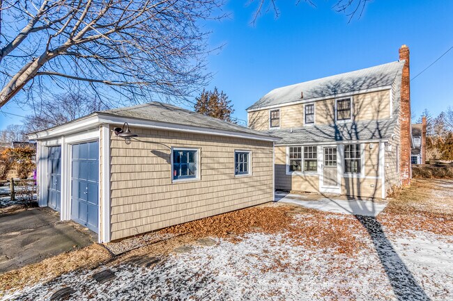 Primary Photo - 121 Overshore Dr W