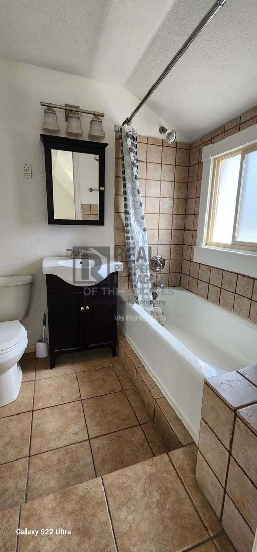 Building Photo - 2011 Evans Ave