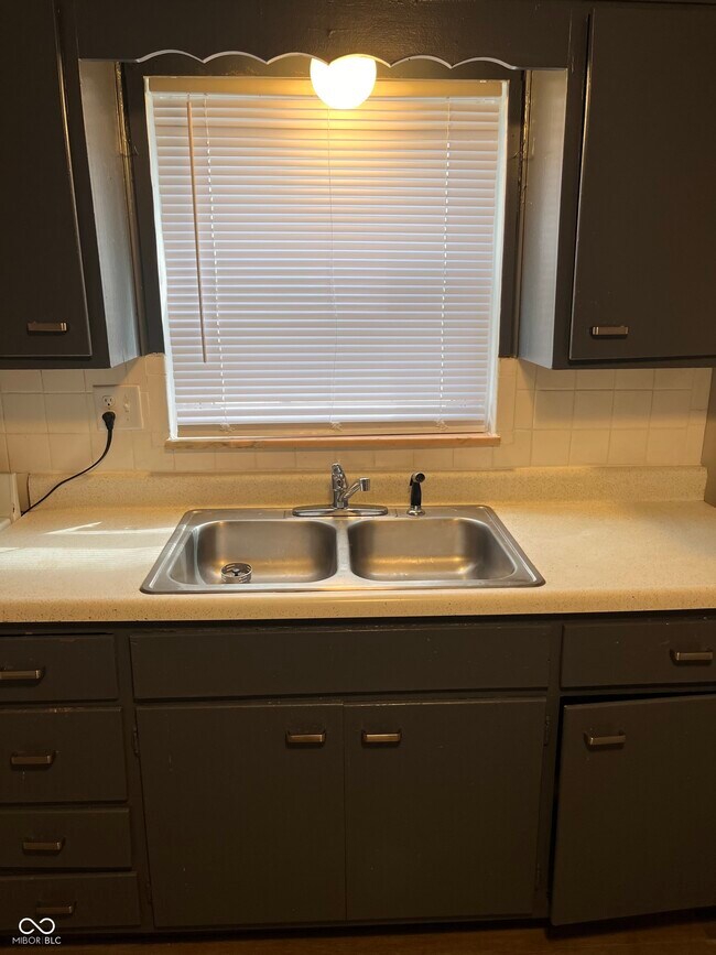 Building Photo - 1944 Shelby St