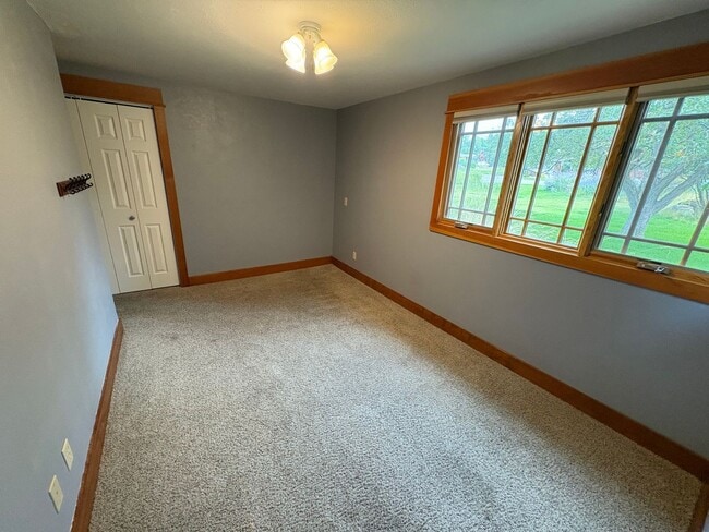 Building Photo - 631 W Crestline Dr