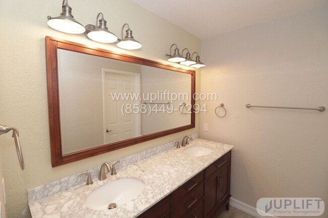 Building Photo - 3 Bedroom 2 Bathroom in Country Estates