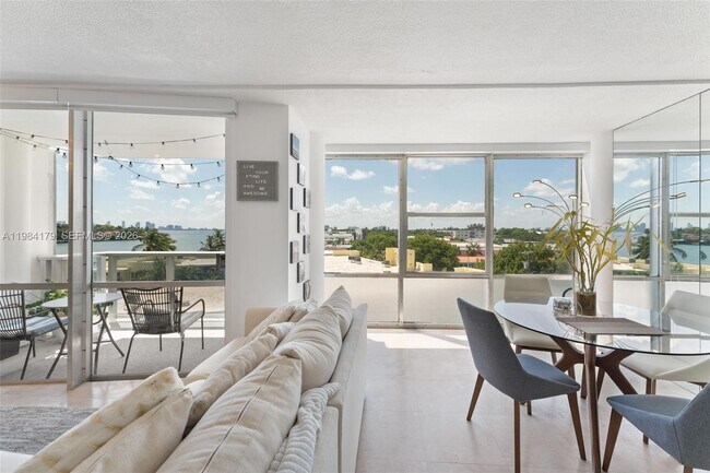 Building Photo - 900 Bay Dr