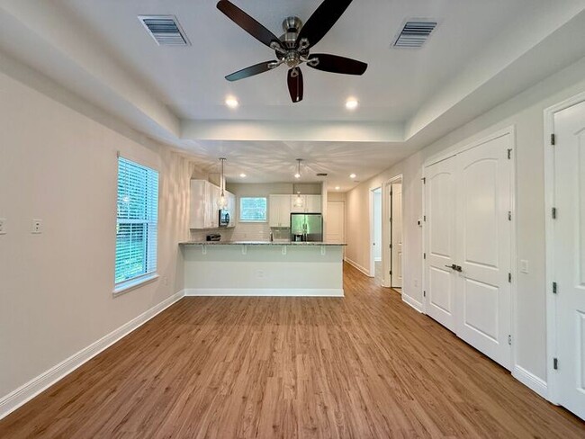 Building Photo - Gorgeous, Modern 2/2 Duplex in Orange City!