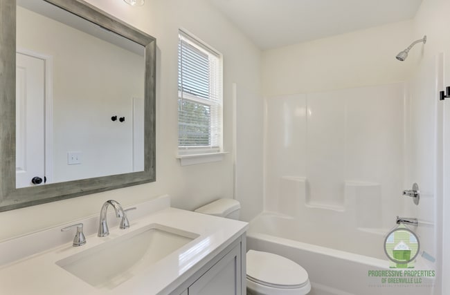 Building Photo - 107 Lyman Lodge Rd