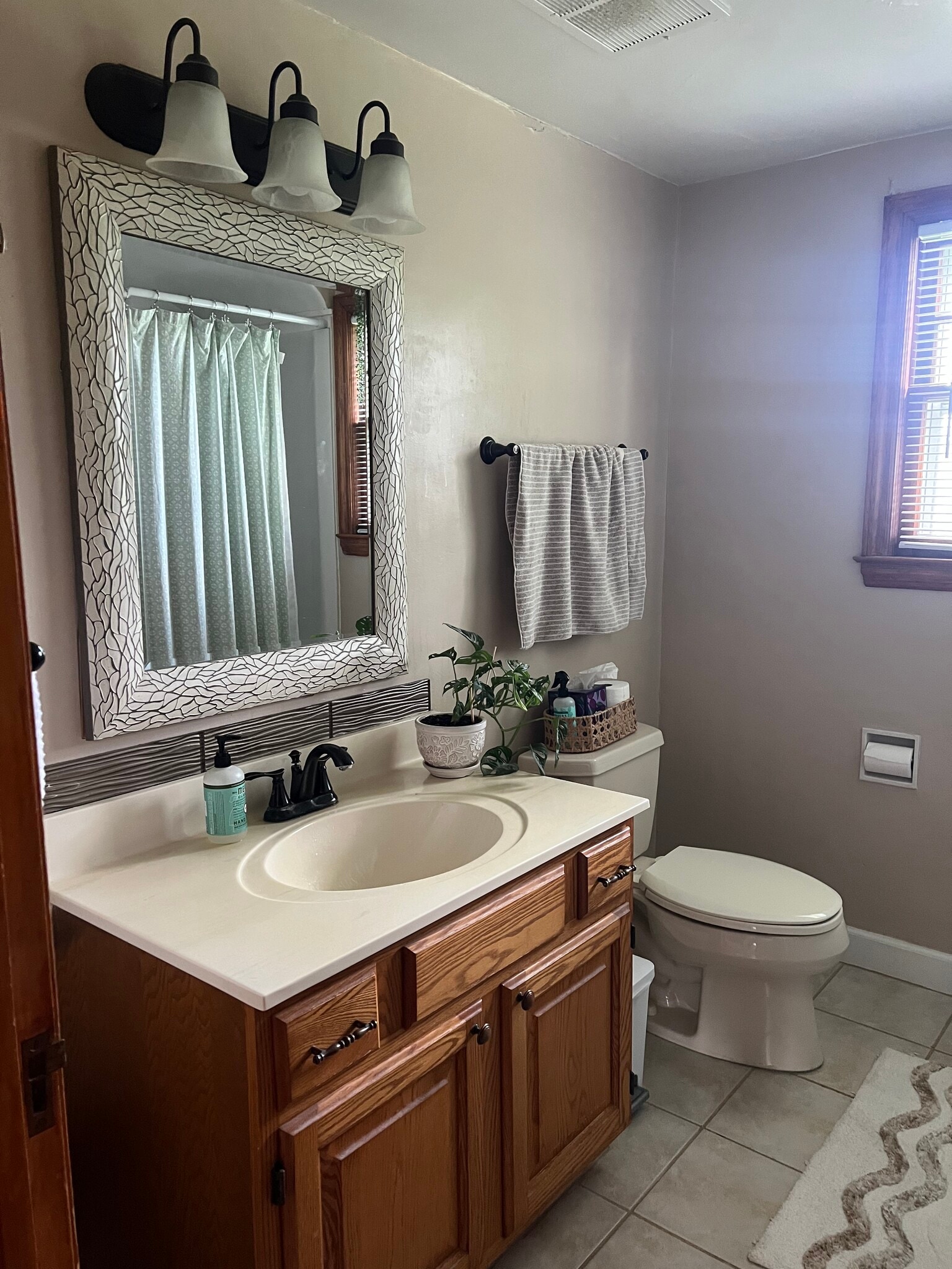 Bathroom - 1004 Desnoyer St