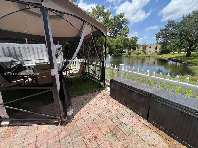 Building Photo - 9894 Fairway Cove Ln
