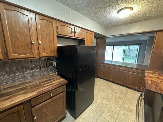 Building Photo - $1545 - 2 bed 1.5 bath - Duplex located in Riverside