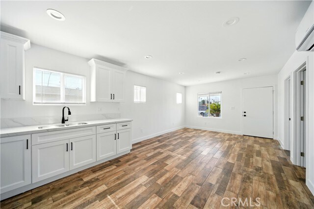 Building Photo - 523 W 78th St