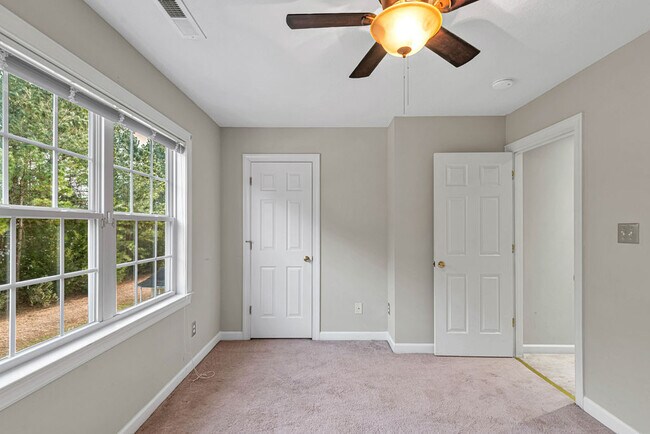 Building Photo - 300 Streamwood Dr