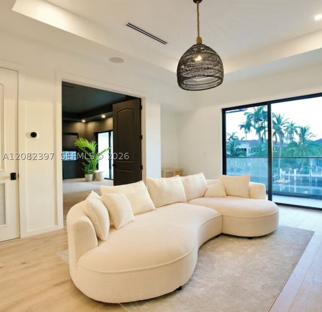 Building Photo - 131 Royal Palm Dr