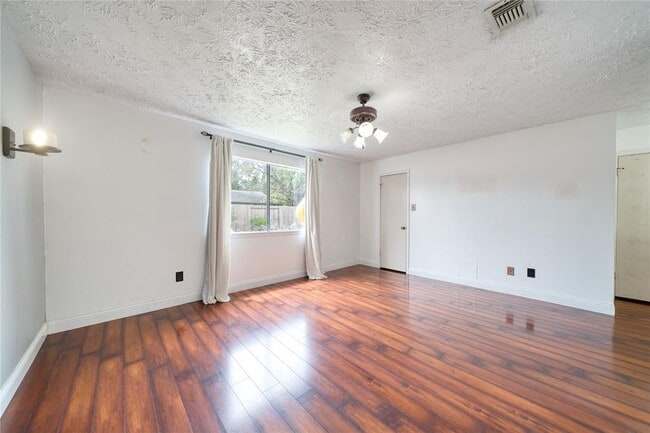 Building Photo - 1323 Oakengates Dr