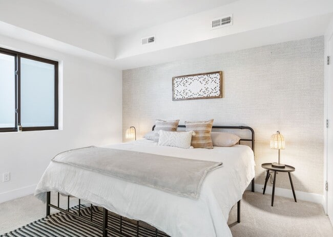Building Photo - Modern 2 Bed / 2 Bath Townhome in Salt Lak...