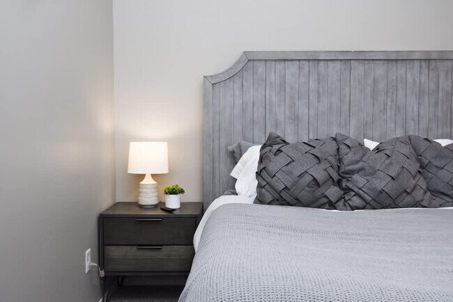 Building Photo - 2023 E Elm Grove Dr