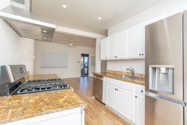 Building Photo - Refreshed + Bright 2 Bed/1 Bath in the Heart of North Park!
