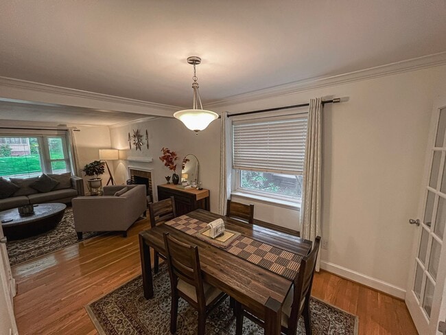 Building Photo - Sunny and Bright 4 Bedroom 3 Bath 2 Level ...