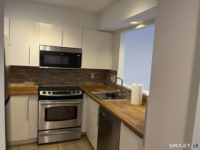 Building Photo - 9 River Rd