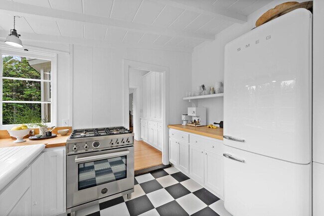 Building Photo - Classic Modern Cottage in Laguna Village